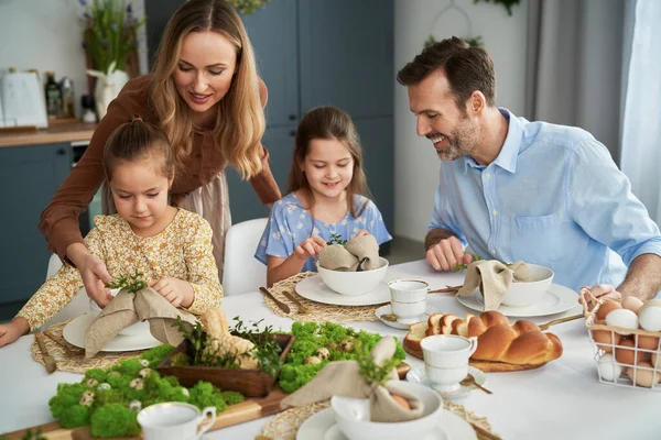 Família Caucasiana Cinco Pessoas Comendo Jantar Páscoa Casa — Fotografia de Stock