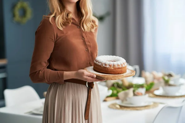 Oigenkännlig Kaukasiska Kvinna Som Håller Traditionell Påsk Tårta — Stockfoto