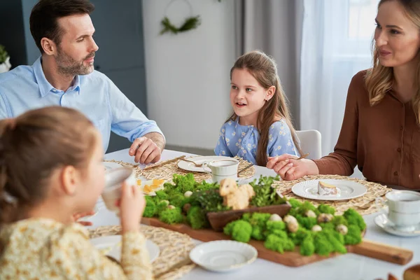 Négy Fős Kaukázusi Család Húsvéti Vacsorát Eszik Otthon — Stock Fotó