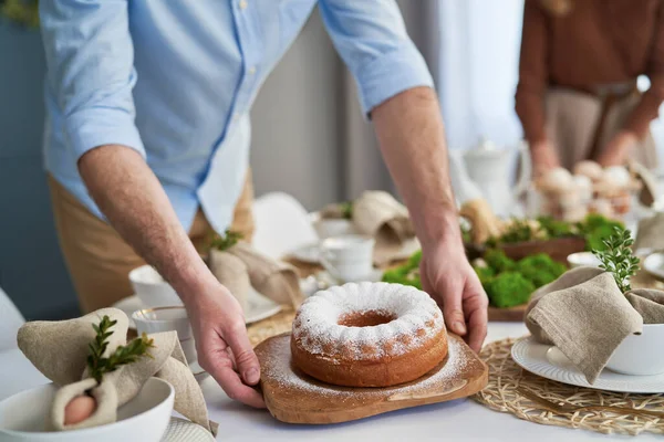 Κοντινό Πλάνο Του Καυκάσιου Ζευγαριού Που Στρώνει Τραπέζι Ένα Κέικ — Φωτογραφία Αρχείου