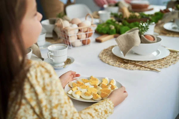 Ragazza Caucasica Condividere Tavolo Con Pezzi Uovo Durante Cena Pasqua — Foto Stock