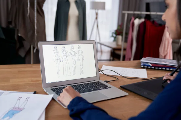 Mieszane Rasy Kobieta Pomocą Laptopa Projektowanie Sukienki — Zdjęcie stockowe
