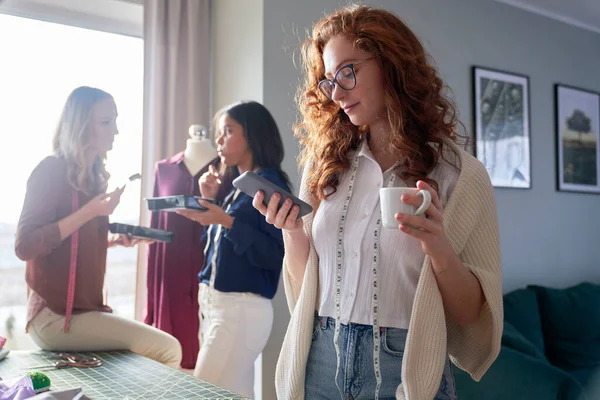 女人们在裁缝店有制动器 — 图库照片