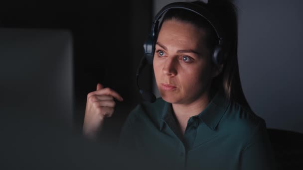Dospělá Běloška Která Pracuje Noci Kanceláři Snímek Red Heliovou Kamerou — Stock video