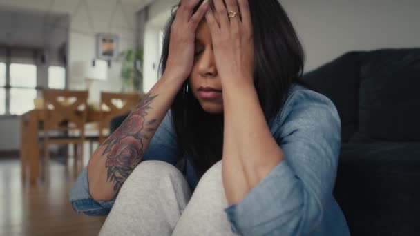 Primer Plano Deprimida Joven Caucásica Fotografía Con Cámara Helio Red — Vídeo de stock