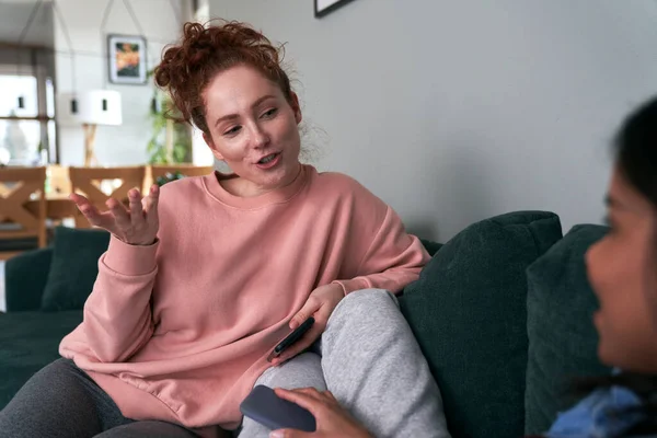 Zwei Beste Kaukasische Freunde Lächeln Während Sie Auf Dem Sofa — Stockfoto