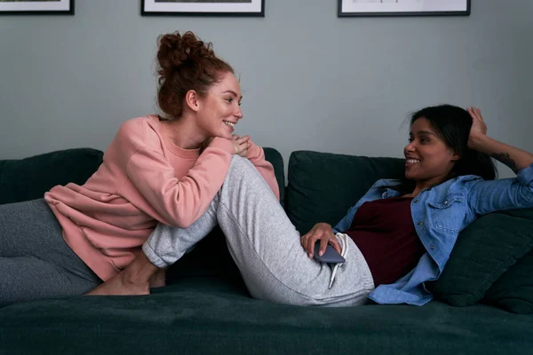 Dos Mujeres Caucásicas Pasando Tiempo Juntas Casa —  Fotos de Stock