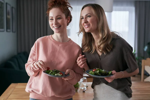 Två Kvinnliga Kaukasiska Vänner Skvallrar Och Äter Snacks Hemma — Stockfoto