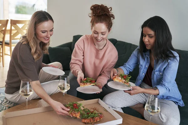 Läcker Pizza Äten Tre Kaukasiska Kvinnliga Vänner — Stockfoto