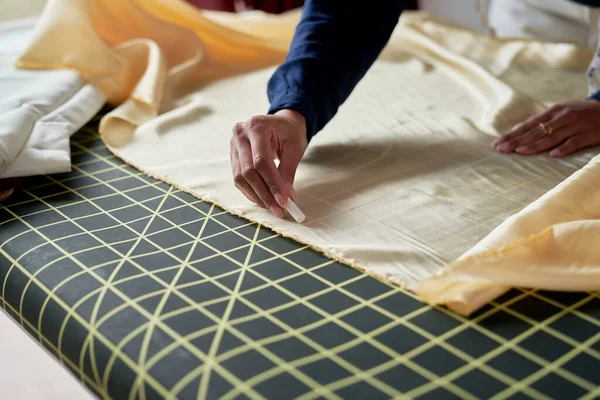 Fechar Mão Alfaiate Desenhando Sobre Têxtil — Fotografia de Stock