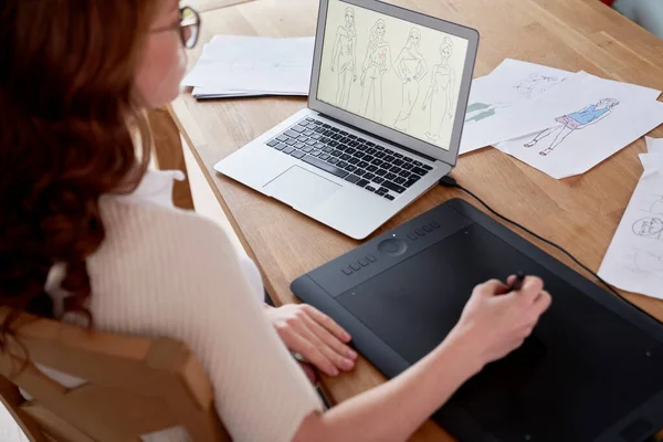 Mujer Adulta Joven Usando Ordenador Portátil Diseño Vestido — Foto de Stock