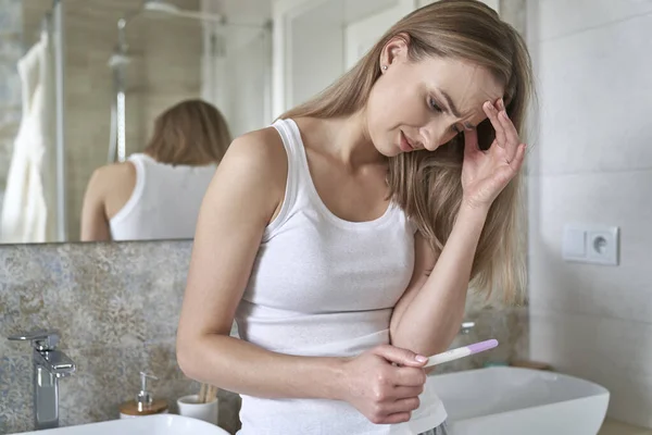 Mujer Joven Caucásica Baño Doméstico Mirando Prueba Embarazo Sentirse Roto — Foto de Stock