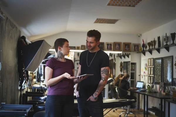 Mujer Adulta Hombre Hablando Juntos Estudio Tatuajes — Foto de Stock