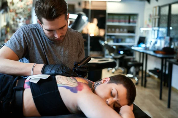 Foco Caucasiano Homem Tatuando Volta Seu Cliente — Fotografia de Stock