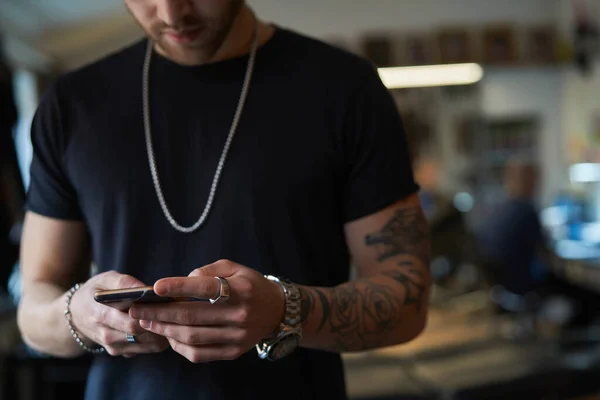 Homem Caucasiano Com Tatuagem Usando Telefone Celular — Fotografia de Stock