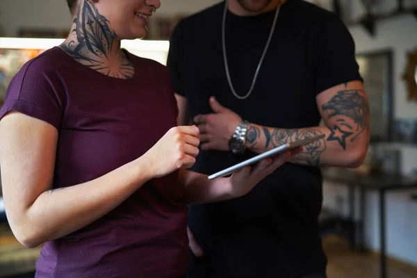 Close Duas Pessoas Caucasianas Com Discussão Tatuagem Sobre Novo Projeto — Fotografia de Stock