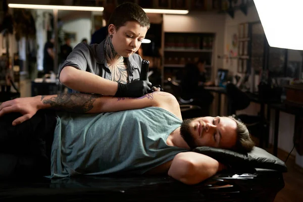 Tatuaje Artista Dibujo Brazo Del Cliente — Foto de Stock