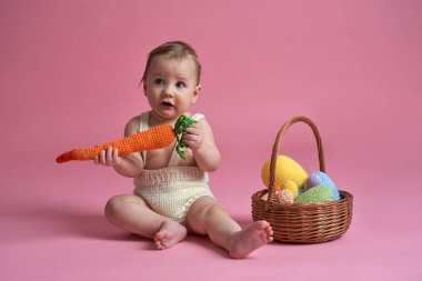 Paskalya süsleriyle gülümseyen şirin bir bebek. 