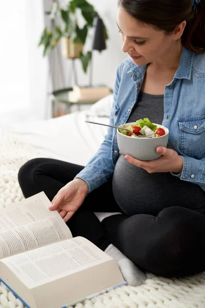 Mulher Branca Gestação Avançada Sentada Cama Comendo Salada Lendo Livro — Fotografia de Stock