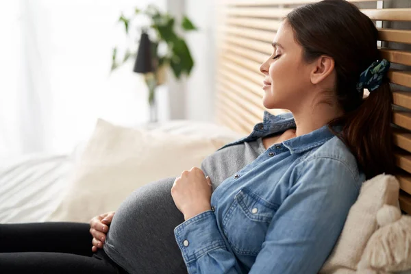 Mujer Caucásica Embarazo Avanzado Con Los Ojos Cerrados Relajándose Cama — Foto de Stock