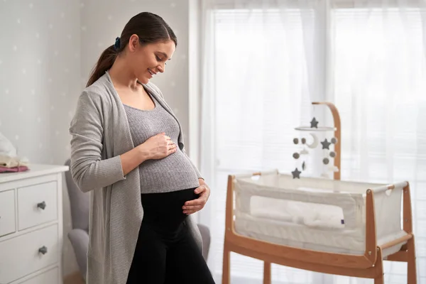 Femme Caucasienne Gaie Grossesse Avancée Debout Dans Chambre Bébé Caressant — Photo