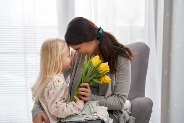 Elementary Idade Menina Dando Flores Para Sua Mãe Enquanto Sentados — Fotografia de Stock