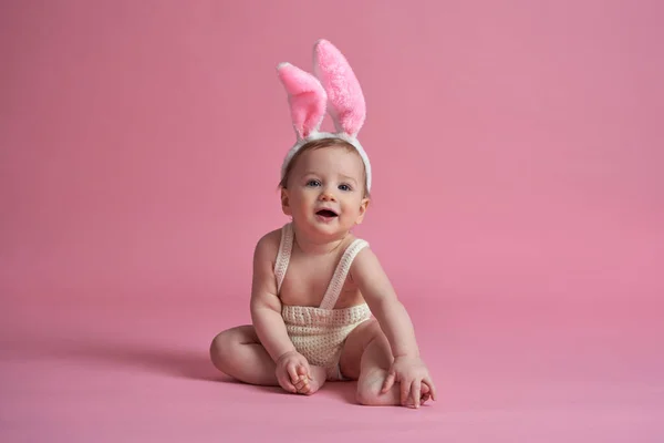 Porträt Eines Sitzenden Kleinen Babys Hasenkostüm — Stockfoto