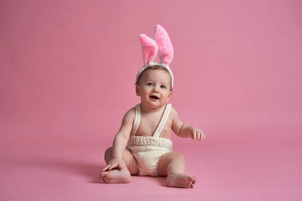 Porträtt Sittande Liten Baby Bär Kanin Kostym — Stockfoto