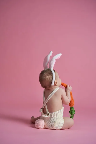 Rücken Des Kleinen Babys Hasenkostüm Bei Studioaufnahmen — Stockfoto