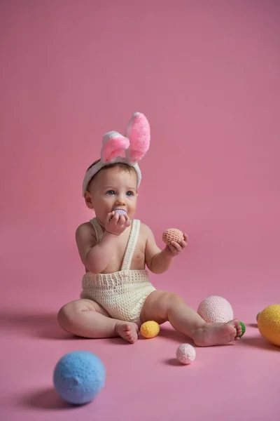 Niedliches Kleines Baby Trägt Hasenkostüm Und Isst Osterdekorationen — Stockfoto