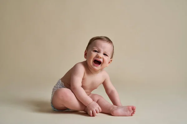 Divertido Bebé Caucásico Pañal Sobre Fondo Desnudo —  Fotos de Stock