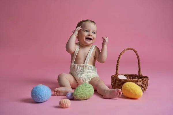 Sonriente Bebé Con Decoraciones Pascua Estudio Tiro —  Fotos de Stock