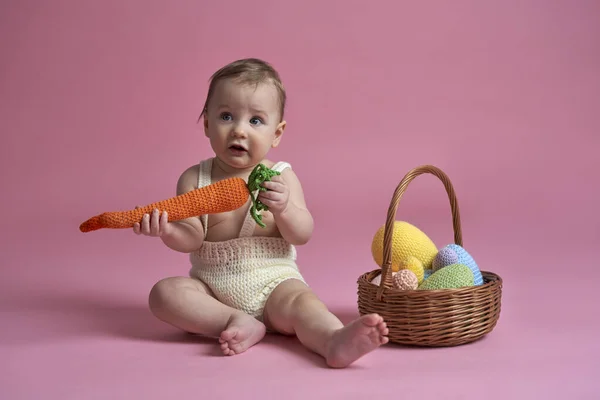 Lindo Bebé Sonriente Con Decoraciones Pascua —  Fotos de Stock