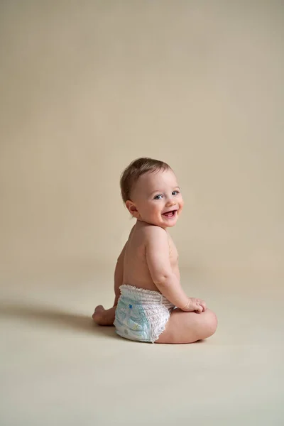 Pequeño Bebé Caucásico Sentado Sobre Fondo Desnudo —  Fotos de Stock