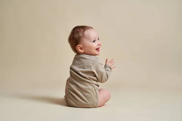 Feliz Bebé Caucásico Sentado Sobre Fondo Desnudo —  Fotos de Stock