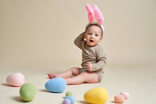 Bayi Kecil Yang Lucu Memakai Telinga Kelinci Dengan Dekorasi Paskah — Stok Foto