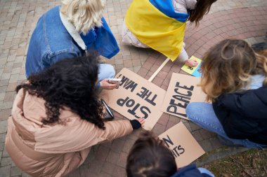 Ukrayna savaşına karşı tezahürat yapmak için karton pankartlar hazırlayan Kafkas gençlerinin en üst görüşü