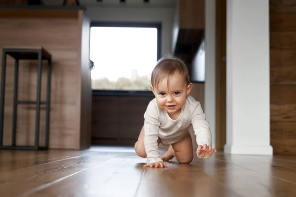 Caucásico Pequeña Niña Sonriendo Arrastrándose Casa — Foto de Stock