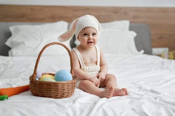 Kleines Baby Hasenkostüm Sitzt Hause Auf Dem Bett — Stockfoto