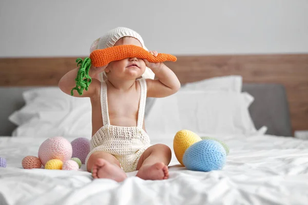 Pequeño Bebé Traje Conejo Cubriendo Los Ojos Con Zanahoria Grande —  Fotos de Stock