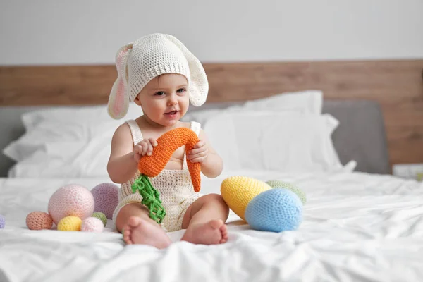 Caucásico Niña Traje Conejo Sentado Cama — Foto de Stock