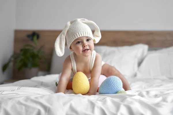 Pequeño Bebé Traje Conejo Sentado Cama Casa —  Fotos de Stock