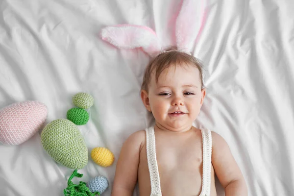 Roztomilé Kavkazské Děťátko Králičími Ušima Velikonoční Vajíčka — Stock fotografie