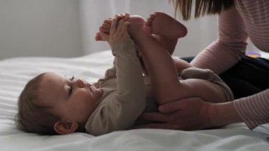 Kafkasyalı küçük bir kızın annesiyle yatakta oynadığı video. 8K 'da kırmızı helyum kamerayla çekildi..  