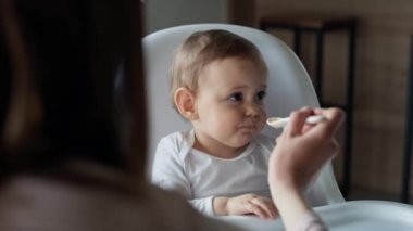 Annenin bebeği sandalyeyle beslediği video. 8K 'da kırmızı helyum kamerayla çekildi.. 