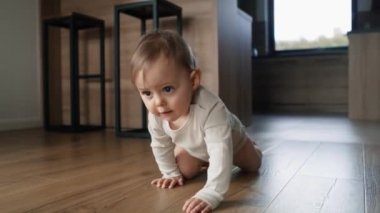 Evin içinde sürünen küçük bir kızın videosu. 8K 'da kırmızı helyum kamerayla çekildi..