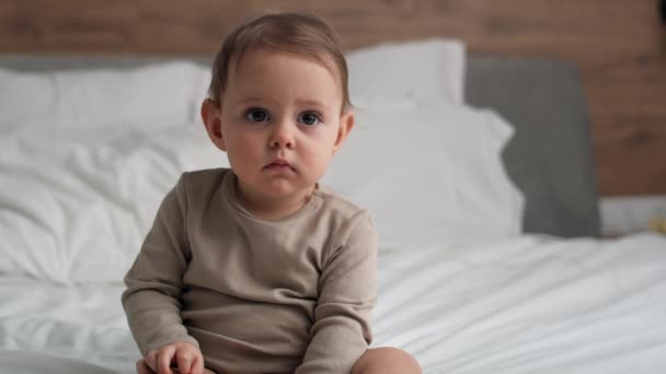 Video Caucasian Little Babysitting Bed Shot Red Helium Camera — Stock Video