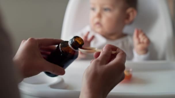 Video Matky Dává Léky Pro Svou Dceru Doma Snímek Red — Stock video
