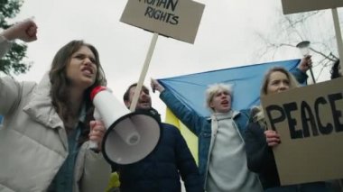 Ukrayna 'daki çatışmaya karşı tezahürat yapan bir grup Kafkas genci. 8K 'da kırmızı helyum kamerayla çekildi.. 