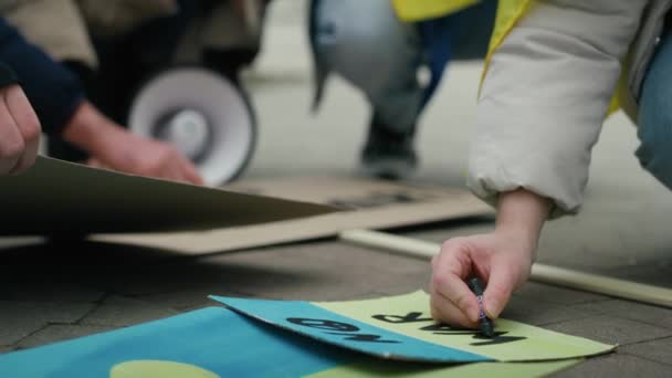 Blanke Vrouw Bereidt Kartonnen Spandoeken Voor Manifest Tegen Oekraïense Oorlog — Stockvideo